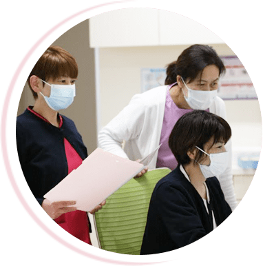 業務について話し合う菊地内科の看護師たち