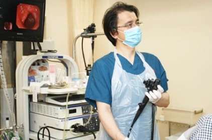 大腸カメラで大腸を診察する菊地内科の院長