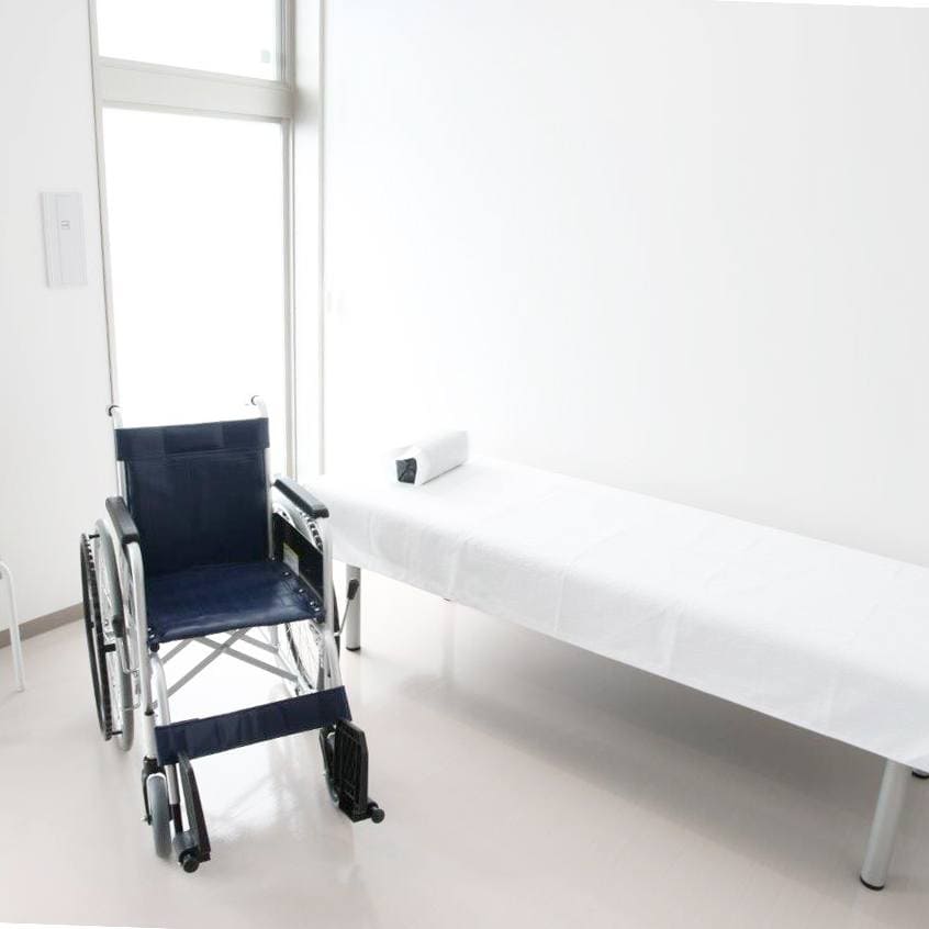 診察室にある車椅子と診察台