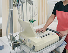 病院で検査を行うための機械を操作する看護師